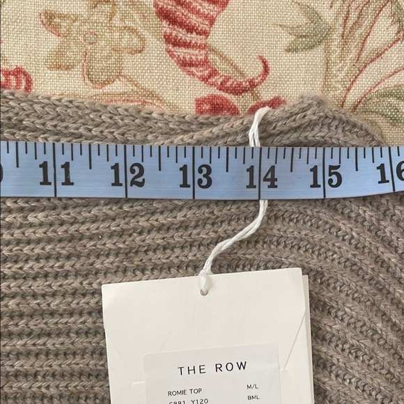 The Row Romie Top Beige Chunky Knit Shrug Poncho Size M/L NWT - Picture 8 of 13